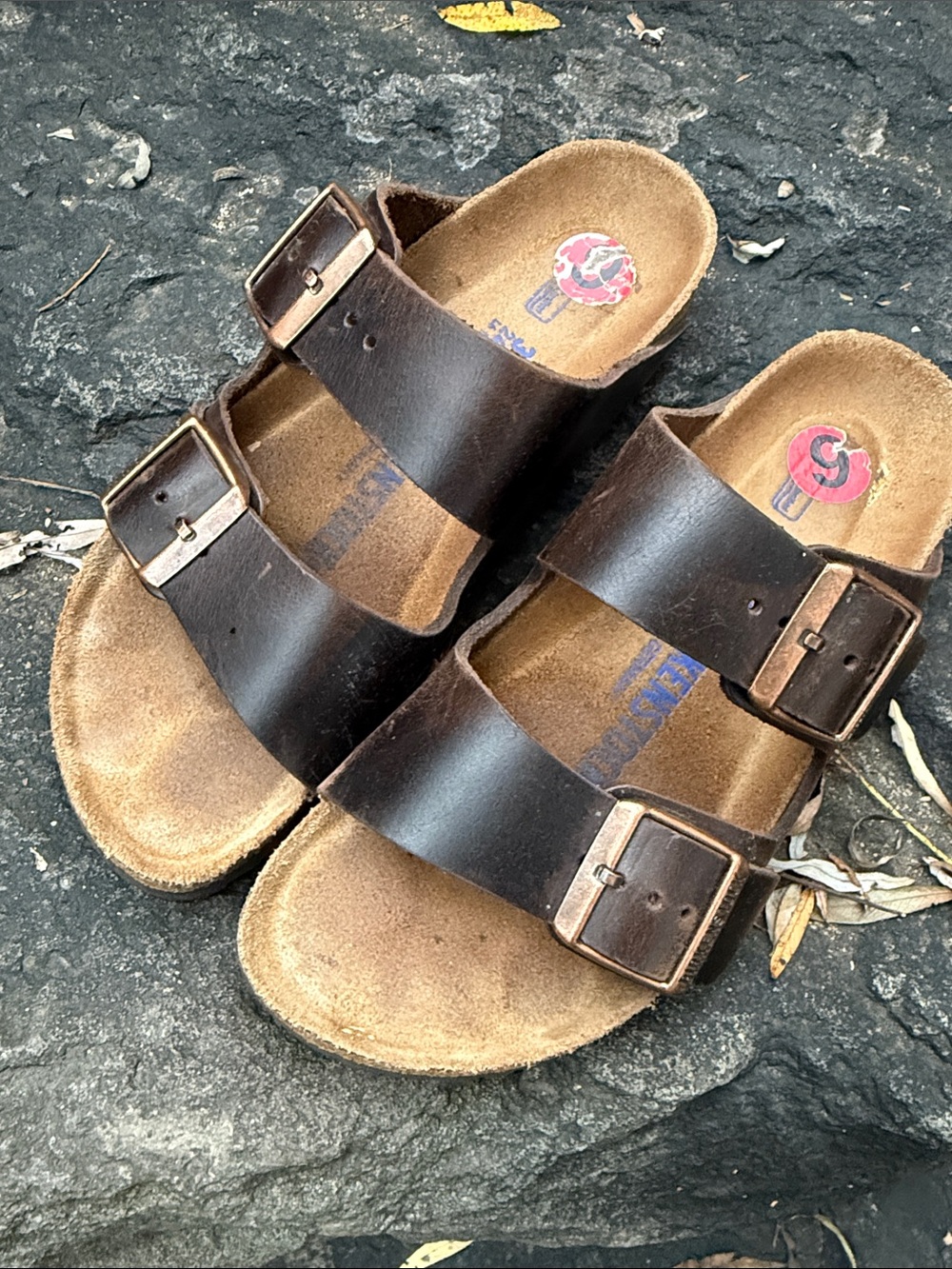 BIRKENSTOCK DARK CHOCOLATE LEATHER SANDALS - 6 🤎